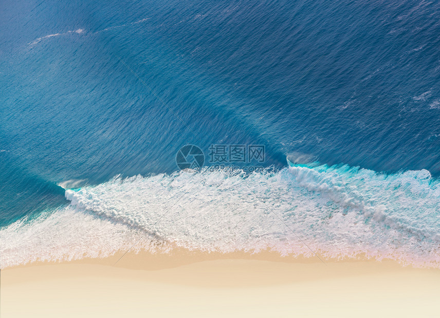 海滩和浪从顶端的视野图片