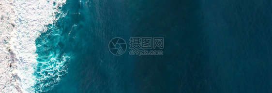 空中观望海浪的波蓝色干净的大浪海水图片