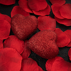 红心玫瑰花瓣有两个心脏爱的概念图片