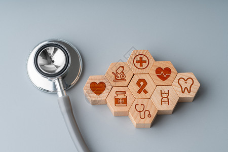 六角拼图上的医学标用于全球保健图片
