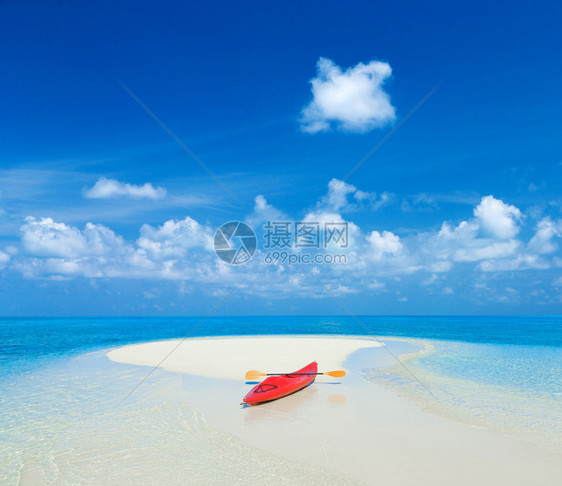 美丽的热带海滩白色沙绿的海水和奇异岛屿上的蓝天空图片