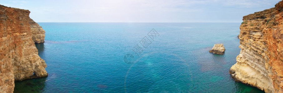 山口海沟岩石全景观山口海滨岩石在区的景色海湾岩石在山区的景色海自然构成山口海湾岩石悬崖的景色图片