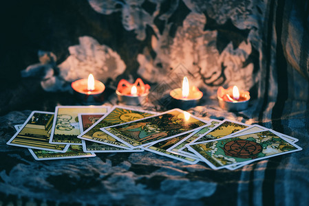 塔罗特卡蜡烛灯黑暗背景用于占星术魔力图解法精神血管镜和棕榈阅读算命员概念的黑暗背景图片