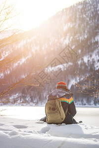 美丽的高加索女孩正坐在雪中冬季风景奥地利图片