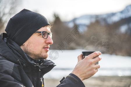 白种男人在户外喝茶冬天图片