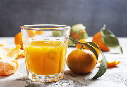 一杯新鲜的橘子汁健康维他命饮料图片
