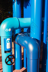 运输饮用水的大型蓝色塑料管图片