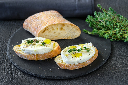 意大利白面包和莫扎里拉背景图片