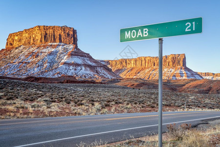 犹他州CasttleValley附近的Moab21英里路牌冬季日出风景旅行和娱乐概念图片