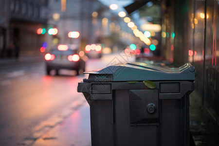 城市街头生活垃圾箱和街道灯图片