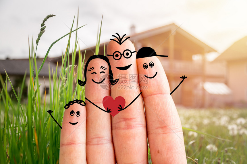 画的手指幸福家庭的概念进入新家