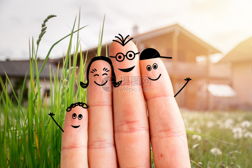 画的手指幸福家庭的概念进入新家