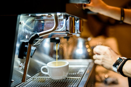 咖啡机为顾客准备咖啡在欧洲店做早餐图片