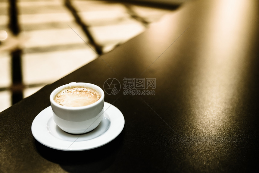 早上工作时在黑桌子上喝杯热浓缩咖啡复制空间图片
