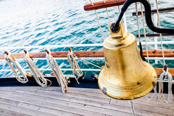 金铜铃在帆船甲板上图片