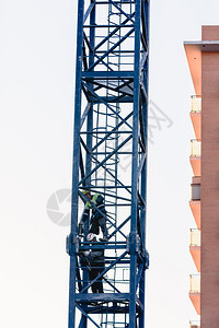 西班牙马德里2019年月6日工人在建筑中组装起重机图片