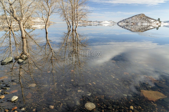 在洛基山的丘上部分冷冻的平静湖山牙储藏室科罗拉多州北部柯林斯堡附近一个流行的娱乐胜地冬季风景图片