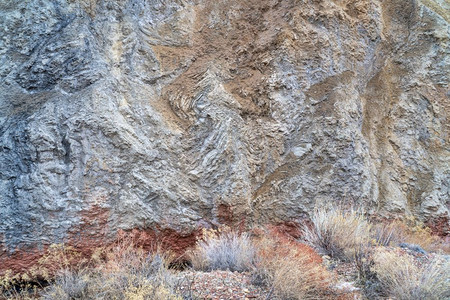 犹他州穆阿布地区Onion溪沿犹他州Onion河沿沙漠植被的岩石形成和陡峭悬崖图片