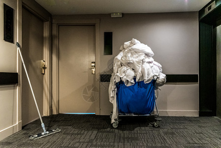 旅馆走廊里有脏衣服的Trolley图片