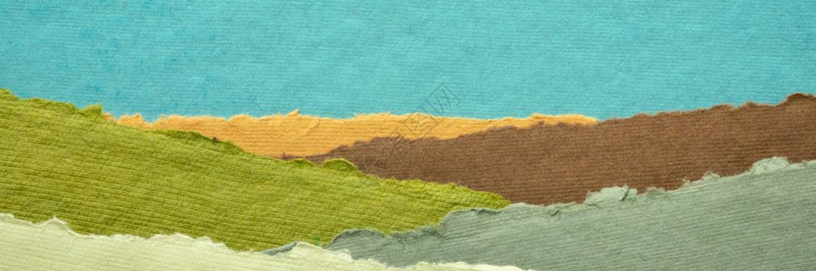 山谷中蓝色天空和绿地的抽象全景观由回收的棉布制成多彩手工印地安文集图片