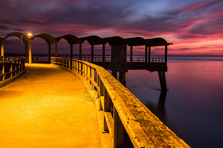美国佐治亚沿海Jekyll岛的美丽海洋景色日落和捕鱼码头背景