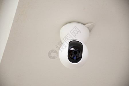在家中的墙上安装闭路电视保摄像头用于监视测家庭警卫系统图片