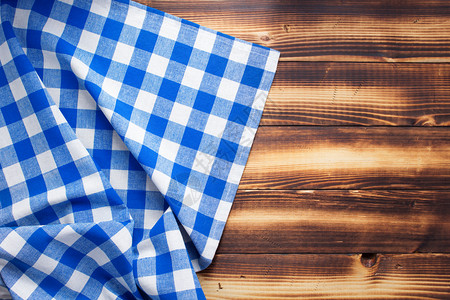 粗制木板桌背景顶视图的餐巾布或桌图片