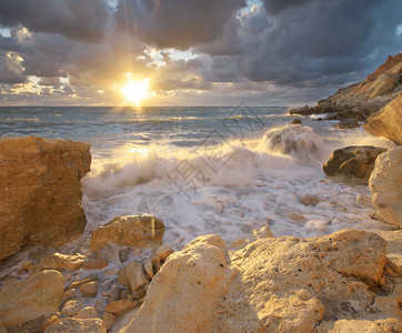 美丽的海景暴风雨中的海浪日落时会喷洒到石头上自然的构成图片
