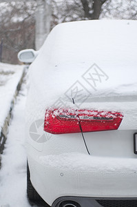 被雪覆盖的汽车图片