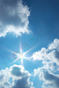 阳光照耀着蓝色的天空和美丽云彩自然场景的构成图片