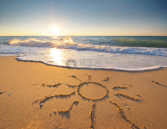 金色海砂上的滩画着阳光海岸上的波浪和泡沫夏季自然成分图片