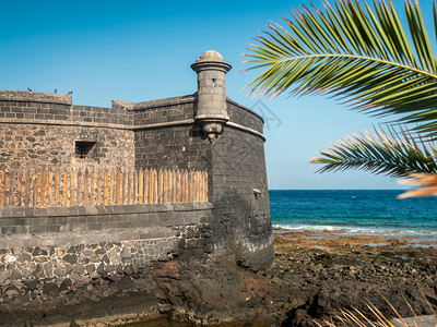 照片来自旧石城堡其塔挂在海岸的悬崖上图片