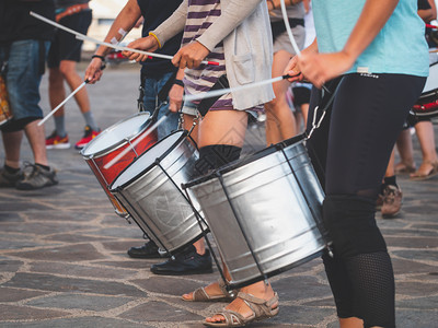 街头音乐家在庆祝嘉年节时城市街头打鼓时图片