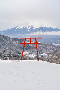 红日本托里山藤和日本川口子的雪图片