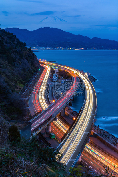 SattaPass对藤山的空中观察在静冈有高速公路和或街道晚上有静冈藤湖五日本自然景观背山丘图片