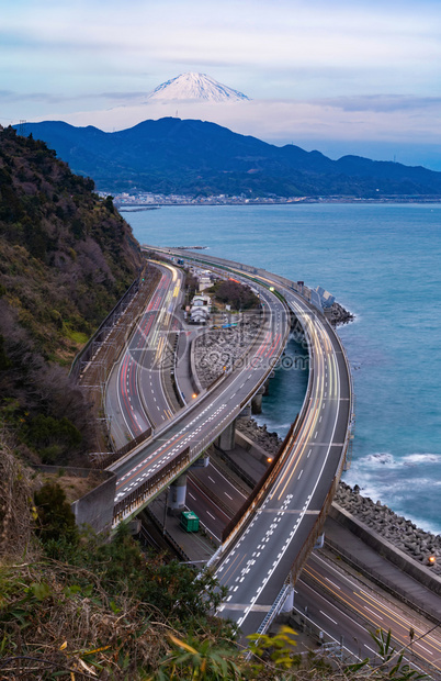 SattaPass对藤山的空中观察在静冈有高速公路和或街道晚上有静冈藤湖五日本自然景观背山丘图片