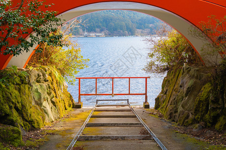 日本静冈市藤山HonguSengenTaisha寺的红桥旅游景点建筑观背图片