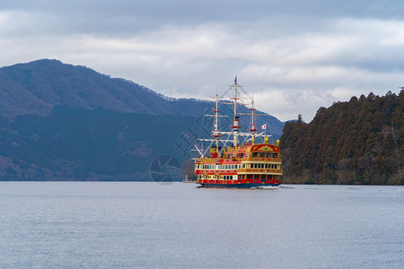 Hakone海盗船或HakoneJinjaHeiwa没有托里湖在日本城市Kanagawa的Hakone老城建筑景观背背景图片