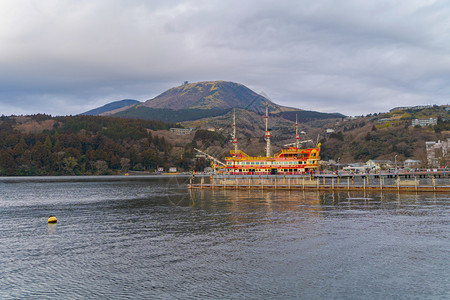 Hakone海盗船或HakoneJinjaHeiwa没有托里湖在日本城市Kanagawa的Hakone老城建筑景观背图片