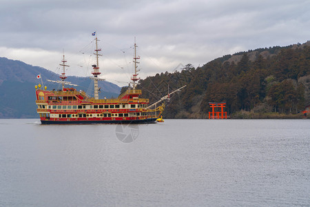 湖库Hakone海盗船或HakoneJinjaHeiwa没有托里湖在日本城市Kanagawa的Hakone老城建筑景观背背景