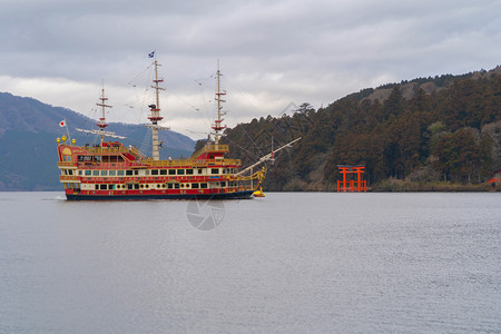 Hakone海盗船或HakoneJinjaHeiwa没有托里湖在日本城市Kanagawa的Hakone老城建筑景观背图片