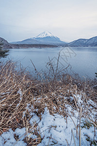 佐子湖富士五藤山冬季下雪在日本山桥藤川口附近自然景观背图片