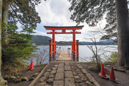 HakoneJinjaHeiwanoTorii与湖在日本城市Kanagawa的Hakone老城图片