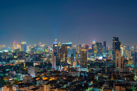 泰国曼谷市中心天际线Sathorn区空中景象亚洲智能城市金融区和商业中心夜里天梯和高楼大图片