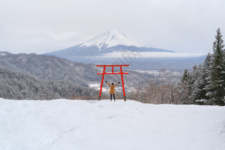 亚洲女游客在日本川口子的红托里山藤和雪上旅行图片