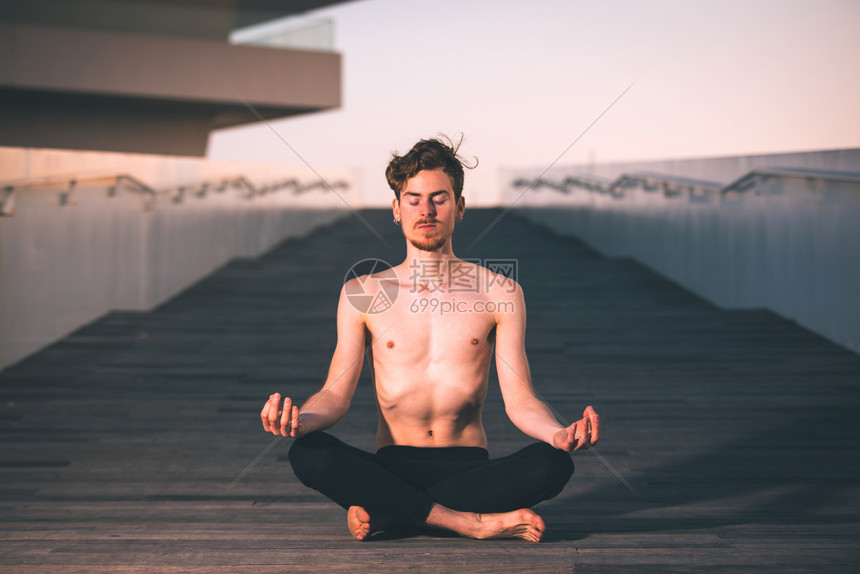沉思的念力集中在他呼吸的瑜伽取消Pranayama图片