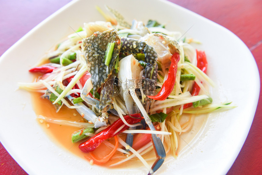 番茄沙拉和蓝螃蟹泰国食物生肉辣沙拉海鲜和蔬菜图片