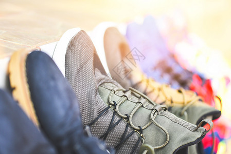 Sneakers站在一条线上销售二手鞋或洗干Canvas鞋干有选择的焦点图片