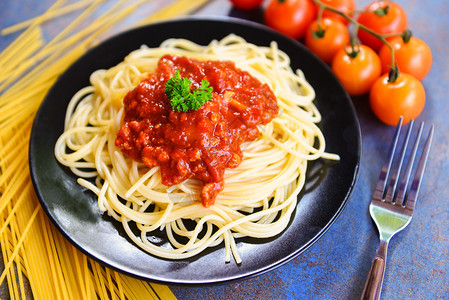 意大利面条在餐厅的菜和单概念中图片
