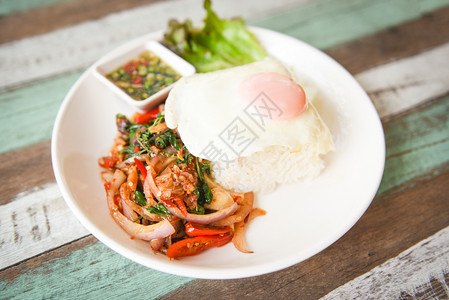 食用炒猪肉圣烤炒蛋泰国食用辣炒菜酱蔬菜和椒图片